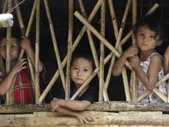 Kromě Su Ťij a dalších 1100 politických vězňů trpí v Barmě také menšinová etnika, jako jsou Karenové na východě země