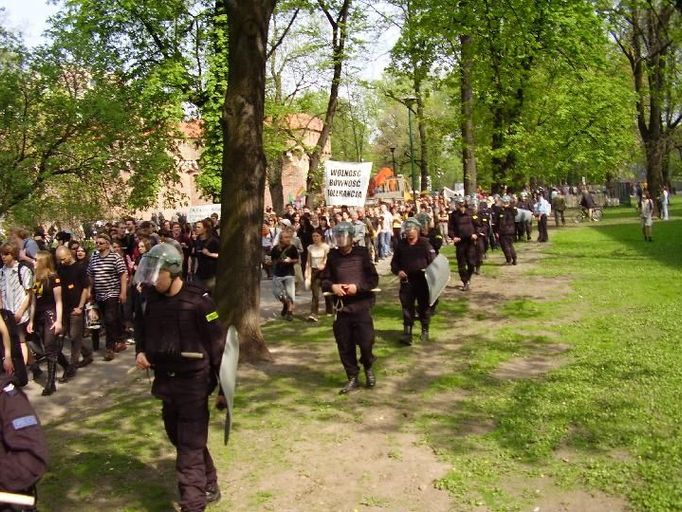 Po dvou letech zákazů se tuto sobotu ve Varšavě přece jen koná průvod tolerance. Květnovým rozhodnutím soudu totiž ztratili polští starostové možnost podobné akce zakázat.