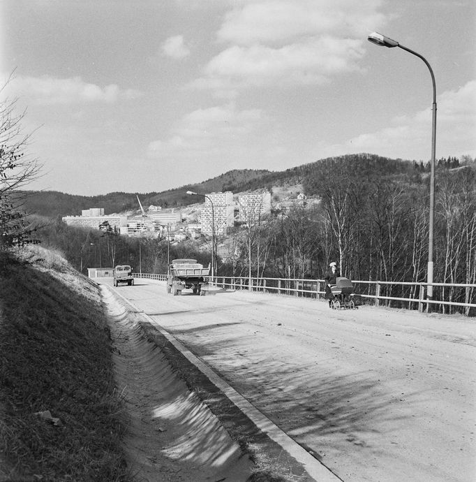 Pohled na novou panelovou zástavbu v Adamově. Snímek z roku 1975