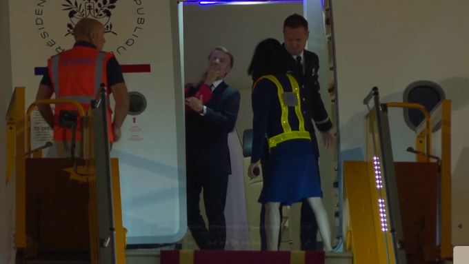 Macronová před kamerami odstrčila Macrona