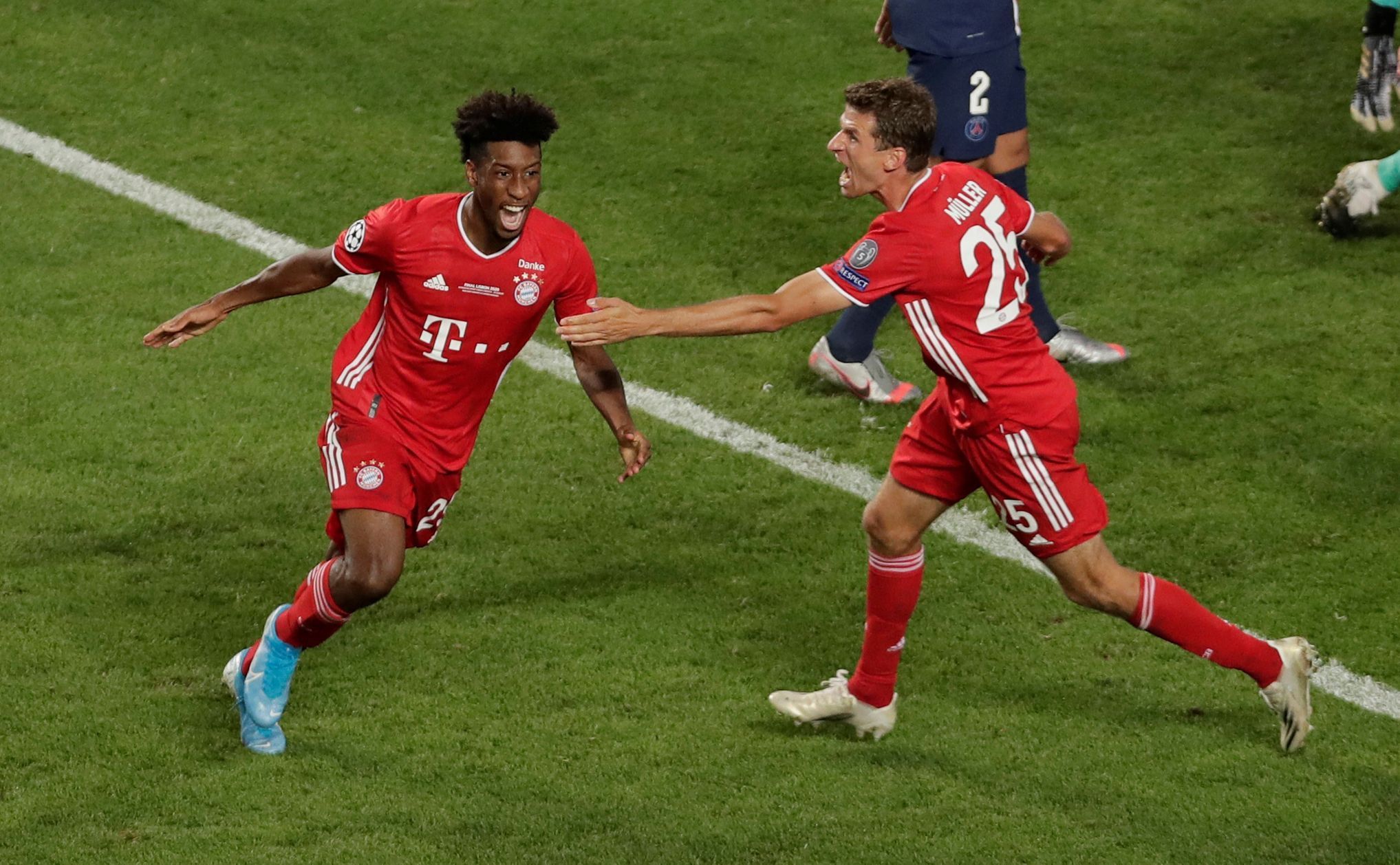 Kingsley Coman slaví gól ve finále LM Bayern Mnichov - Paris St. Germain