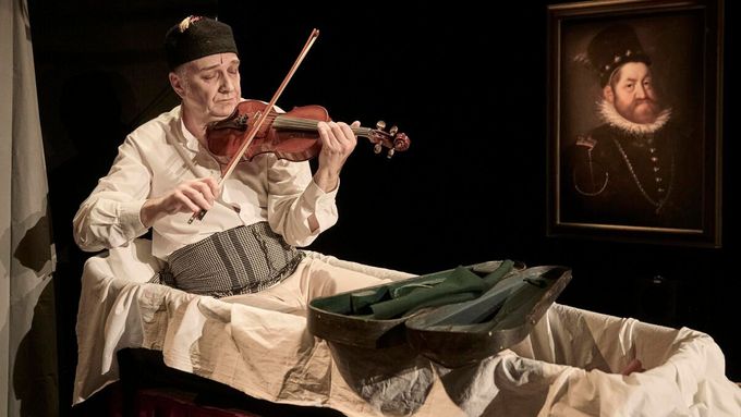 Jan Vondráček v roli rabiho Löwa v nové inscenaci Golem, která měla 29. března premiéru v Divadle v Dlouhé.