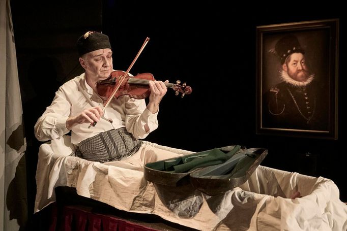 Jan Vondráček jako rabi Löw v inscenaci Golem.