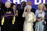 Královna Alžběta II. program sledovala coby host, na stage se vypravila i spolu se svou korunou.