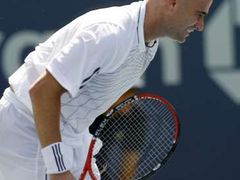 André Agassi se zlobí ve svém posledním zápase kariéry proti Benjaminu Beckerovi na US Open.