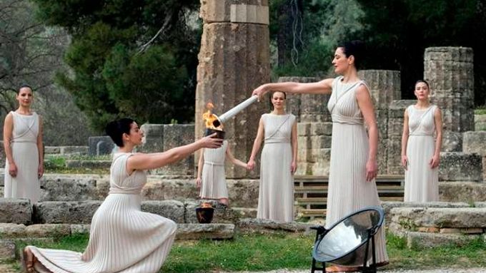 Zažehnutí olympijské pochodně v řecké Olympii