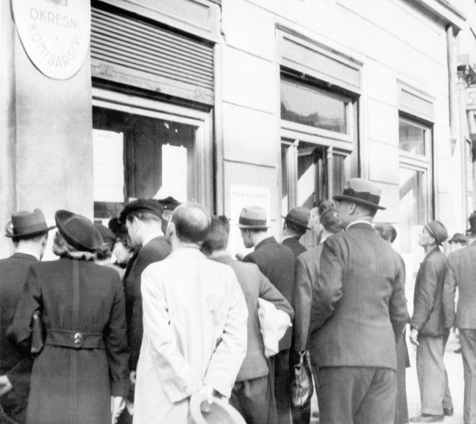 Občané čtou vyhlášku o všeobecné mobilizaci ( místo blíže neurčeno) 24.září 1938.