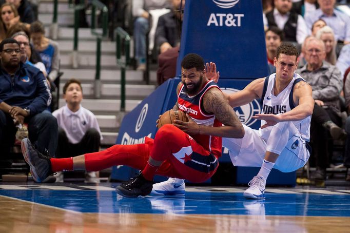 Markieff Morris (vlevo) v souboji s Dwightem Powellem z Dallasu