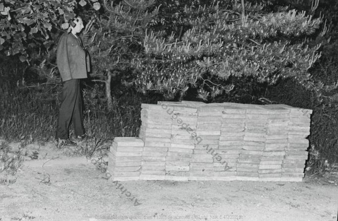 Policejní fotografie z rekonstrukce vraždy Ivany M., kterou Ladislav Hojer zbavil života v Brně 30. ledna 1981.