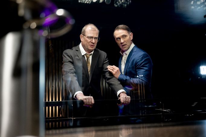 Tomáš Maštalír jako gynekolog Richard se svým nejlepším přítelem Čendou v podání Martina Pechláta.