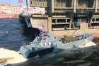 Video: Ruská armádní loď trefila při vojenské přehlídce mostní pilíř