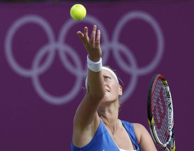 Ve Wimbledonu však bojuje Kvitová nejen se soupeřkami, ale i s nataženým břišním svalem, kvůli němuž vzdala účast v mixu.