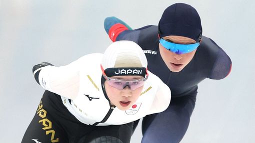 Horikawa Momokaová z Japonska a Maryna Zujevová z Běloruska v závodě rychlobruslařek na 5000 m na ZOH v Pekingu 2022