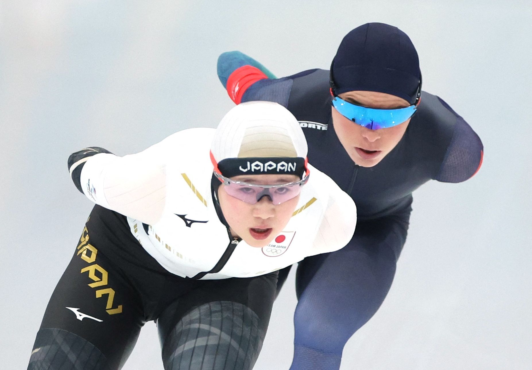 Horikawa Momokaová z Japonska a Maryna Zujevová z Běloruska v závodě rychlobruslařek na 5000 m na ZOH v Pekingu 2022