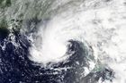 Východ USA se připravuje na příchod hurikánu, trojice států vyhlásila stav ohrožení