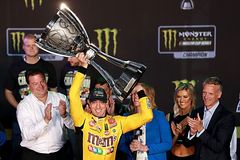 Šampionem NASCAR se podruhé v kariéře stal Kyle Busch