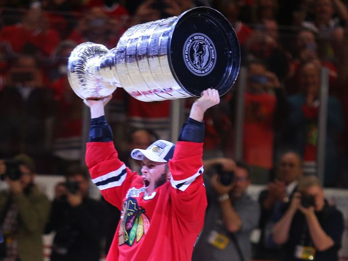 Kapitán Chicaga zvedl nad hlavu už potřetí za posledních šest let Stanley Cup.