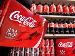 Americké společnosti Coca-Cola Co. klesl čistý zisk v posledním čtvrtletí minulého roku na 864 milionů dolarů, když ve stejném období předchozího roku dosáhl 1,2 miliardy.