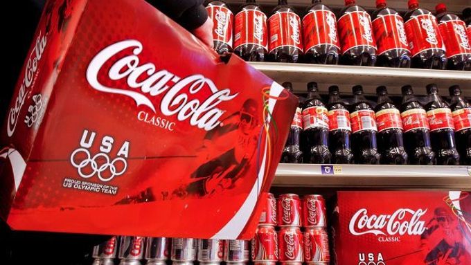 Americké společnosti Coca-Cola Co. klesl čistý zisk v posledním čtvrtletí minulého roku na 864 milionů dolarů, když ve stejném období předchozího roku dosáhl 1,2 miliardy.