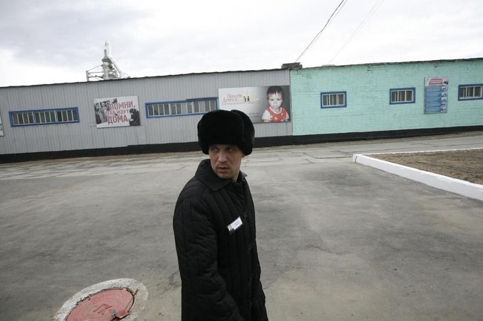 Inmate Boris Kovalyov, 32, walks at a high-security male prison camp outside Russia's Siberian city of Krasnoyarsk April 30, 2013. Kovalyov was sentenced to eight years in a high-security prison camp for drug trafficking, but was released two and a half years early, on May 10, 2013, for good behaviour and participation in sports and cultural activities. Before being released, Kovalyov had been serving part of his sentence in high-security male prison camp number 5, intended to house male inmates who have multiple convictions for serious crimes. Prisoners at the facility work in wood and metal processing shops, manufacture furniture, sew clothes and do other kinds of work. They can also take part in educational, sport and cultural programs. Picture taken April 30, 2013. REUTERS/Ilya Naymushin (RUSSIA - Tags: CRIME LAW SOCIETY) ATTENTION EDITORS: PICTURE 24 OF 29 FOR PACKAGE 'INSIDE SIBERIA'S PRISONS' SEARCH 'ILYA PRISON' FOR ALL IMAGES Published: Čer. 19, 2013, 10:05 dop.