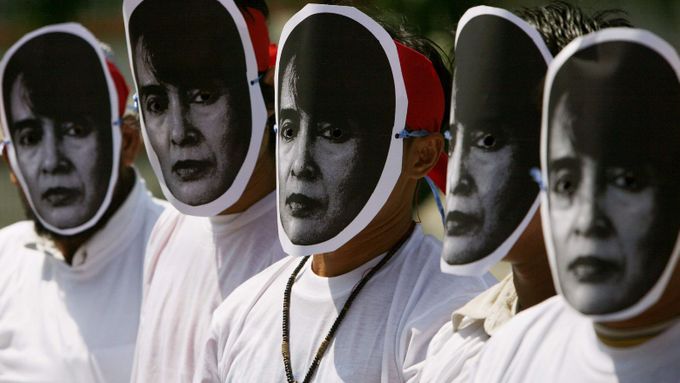 Demonstrace za propuštění Aun Schan Su Ťij před čínskou ambasádou v Bangkoku