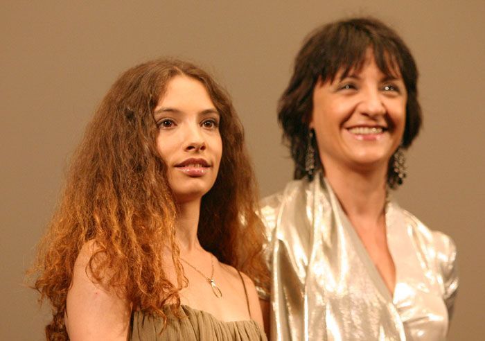 Yohana Cobo a Blanca Portillo před projekcí filmu Volver v Karlových Varech