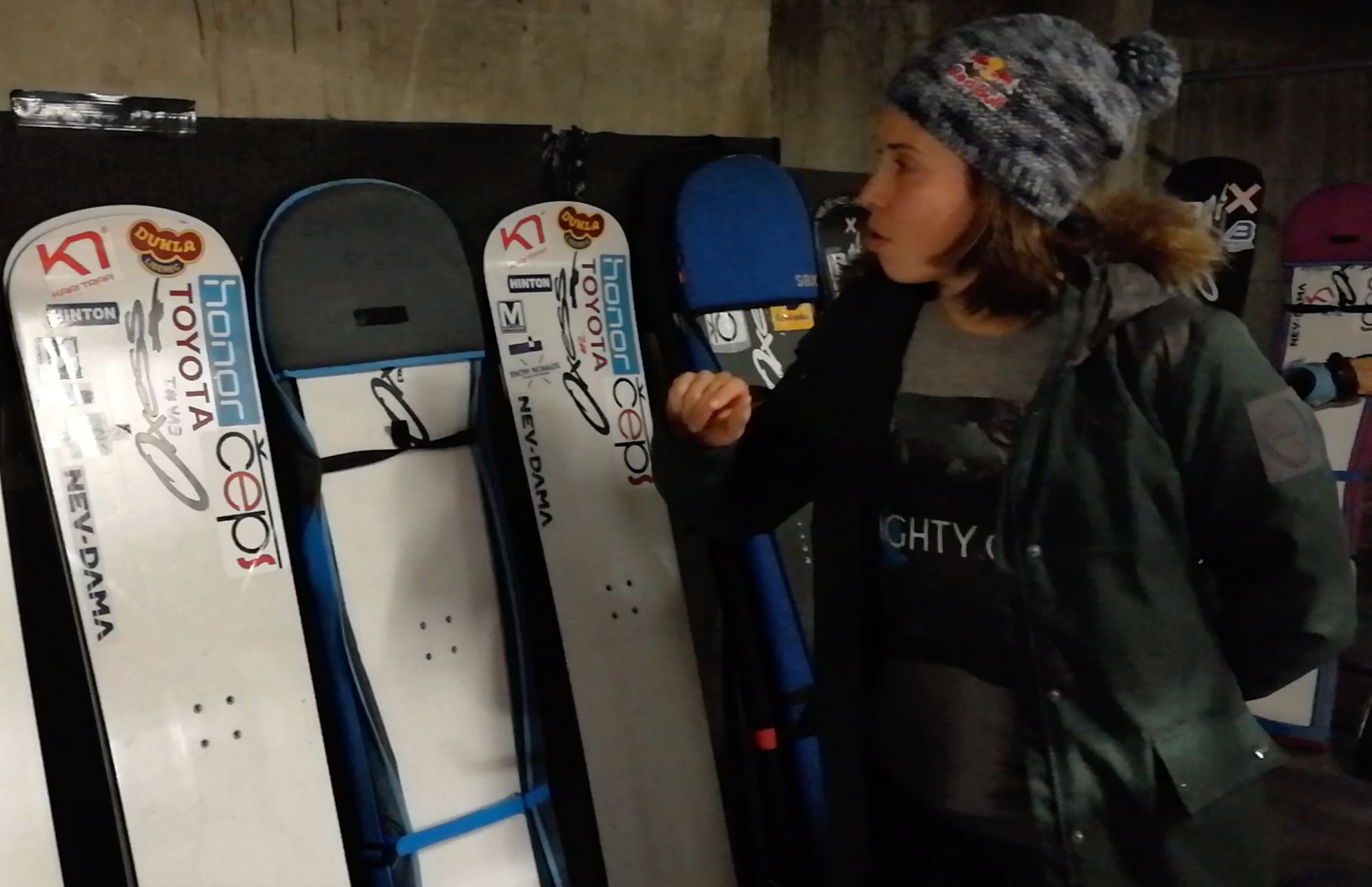 Eva Samková ve videoblogu ukázala svoji mazárnu snowboardů