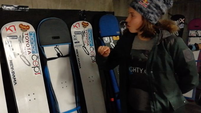 Eva Samková ve videoblogu ukázala svoji mazárnu snowboardů