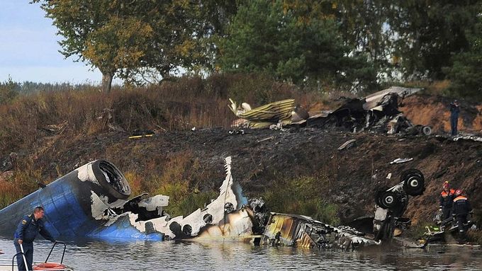 Záchranáři prohledávají krátce po havárii řeku s troskami letadla.