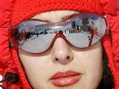 Íránská dívka pozoruje lyžaře, kteří se vydali za sportem do Dizinu, lyžařského centra vzdáleného 40 kilometrů severně od Teheránu.