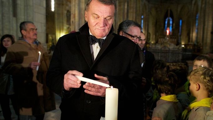 Svíčku si v katedrále zapálili primátor Svoboda i ministr Schwarzenberg.