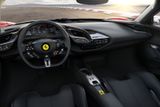 Nové pojetí palubní desky má řidiči ulehčit sledování provozu před autem. Poprvé jsou zde digitální budíky, touchpady na volantu a volič jízdních režimů připomínající otevřenou kulisu manuální převodovky ze starých Ferrari.