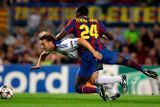 Útočník Dynama Kyjev Andrej Ševčenko se snaží utéct obraně Barcelony.