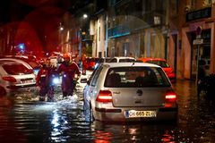 Francouzskou obec Agen zaplavil déšť. Místy stojí až dva metry vody, pomáhají hasiči
