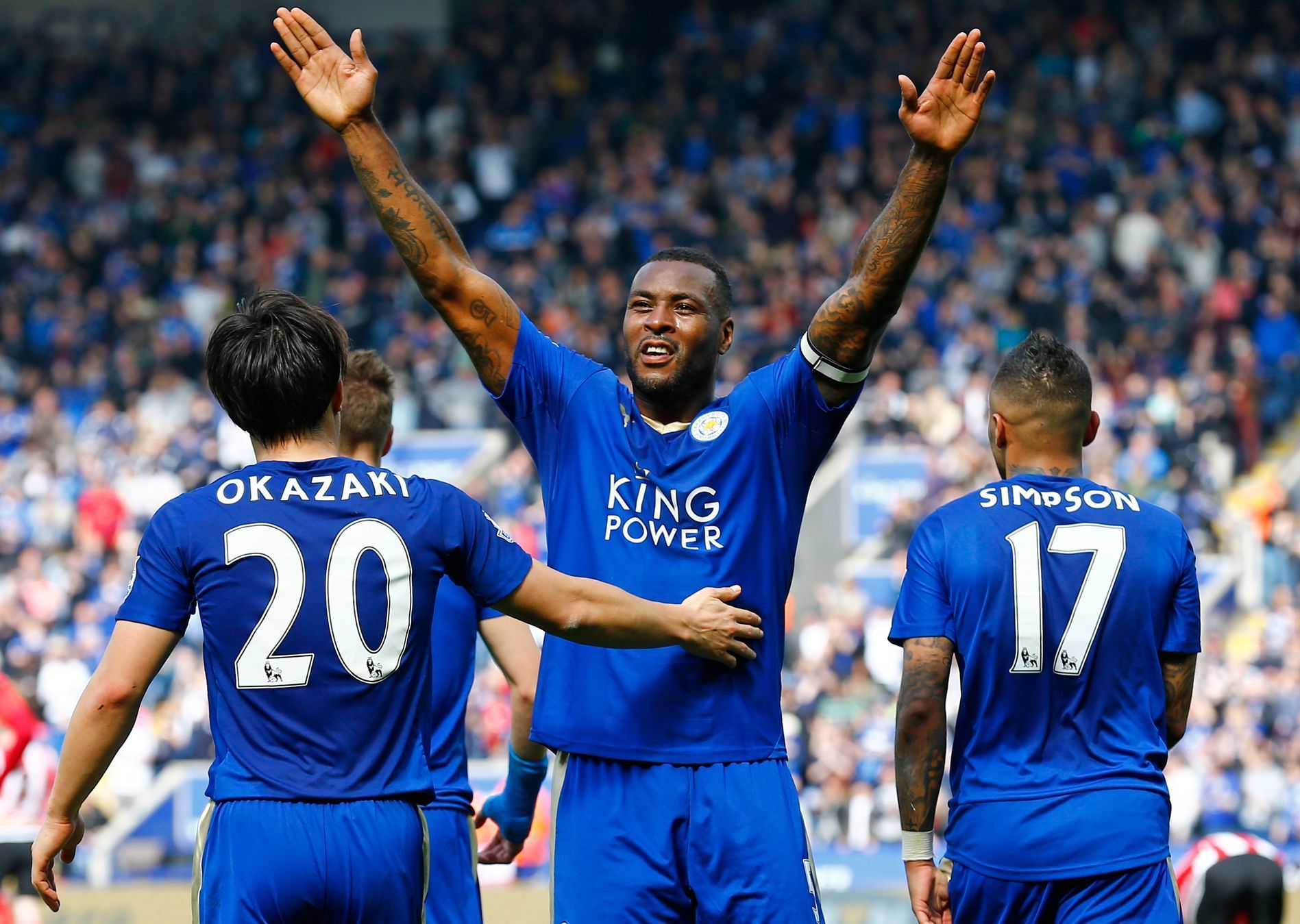 Wes Morgan slaví gól Leicesteru City