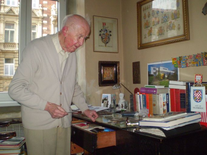 Jiří Louda ve své pracovně (2009).