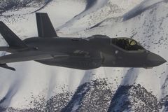 Ministryně Černochová a velvyslanec USA stvrdili podpisem nákup letounů F-35