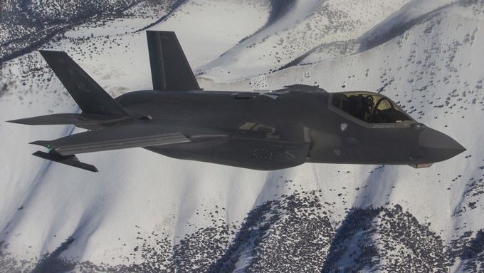První stíhačky F-35 mají být hotové v roce 2029, čeští piloti na nich zahájí výcvik ve Spojených státech.