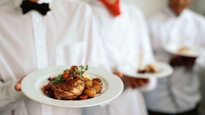Místo Kofoly levnější limonáda: Čtvrtina kontrolovaných restaurací loni klamala hosty