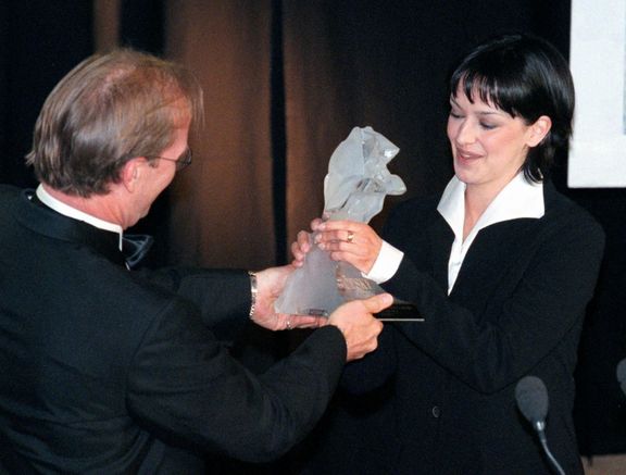 William Hurt předává Českého lva herečce Tereze Brodské za film Dvojrole, březen 2000.