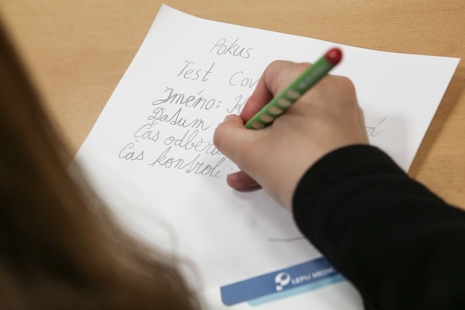 Testování na koronavir covid-19 na školách, škola, žáci, školství, učitelé, antigenní test, výuka