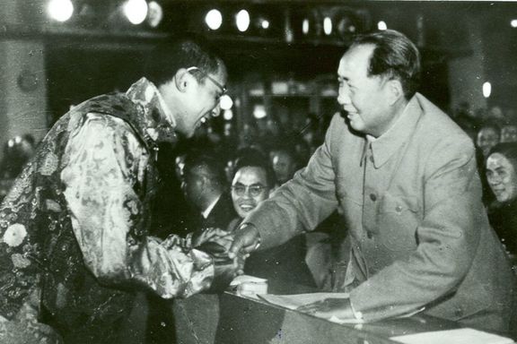 Dalajlama s Mao Ce-tungem v roce 1954 nebo 1955.