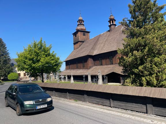 Sedliště jsou známé především díky dřevěnému roubenému kostelu, jenž svou podobu získal v 17. století.
