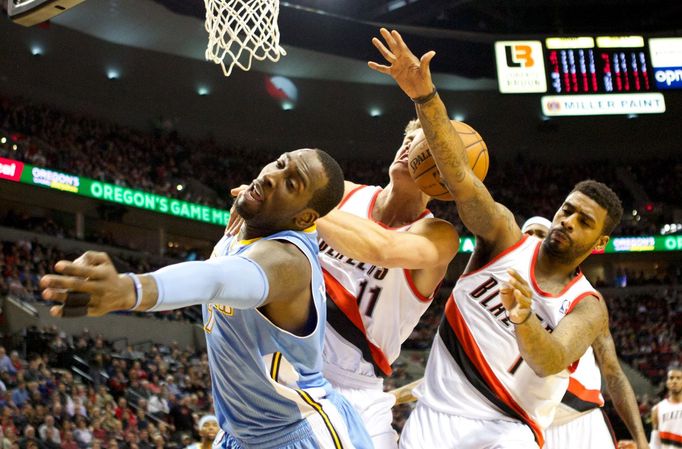 NBA, Portland  - Denver: Meyers Leonard (11) a Dorell Wright (1) - J.J. Hickson (v modrém)