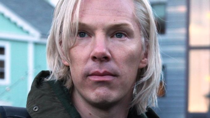 Benedict Cumberbatch jako Julian Assange.