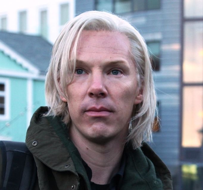 Benedict Cumberbatch jako Julian Assange.