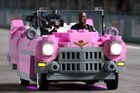 Na stupně vítězů u hotelu a kasina Bellagio dovezl tři nejlepší piloty v závodě F1 v Las Vegas růžový Cadillac Fleetwood Sixty Special.