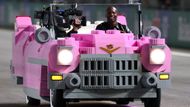 Na stupně vítězů u hotelu a kasina Bellagio dovezl tři nejlepší piloty v závodě F1 v Las Vegas růžový Cadillac Fleetwood Sixty Special.