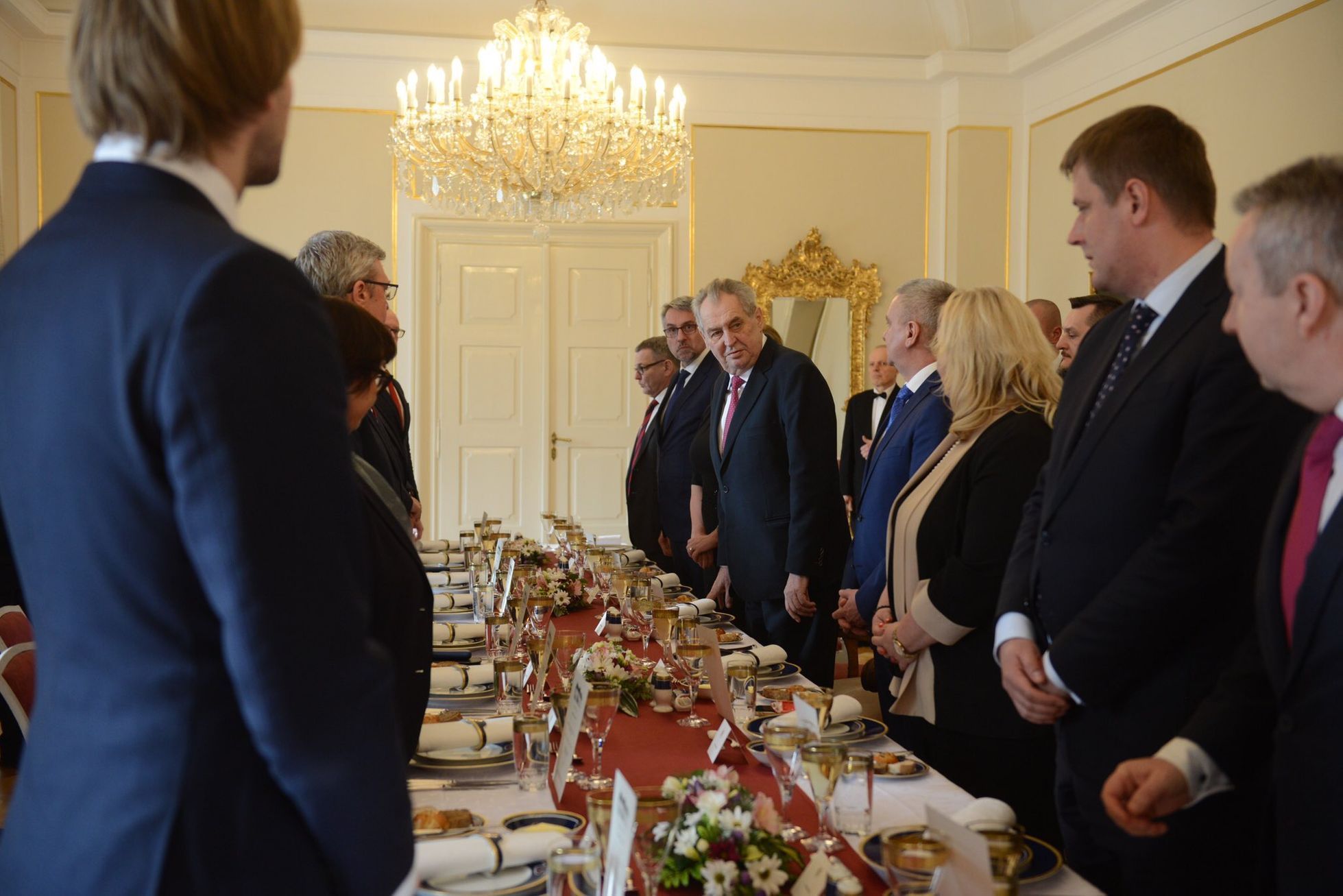 Zeman Lány oběd Vláda