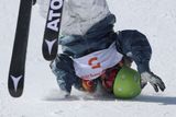 Ruská freestylová lyžařka Anastasia Tatalinová si na slopestylu otestovala, k čemu je dobré mít na hlavě helmu.